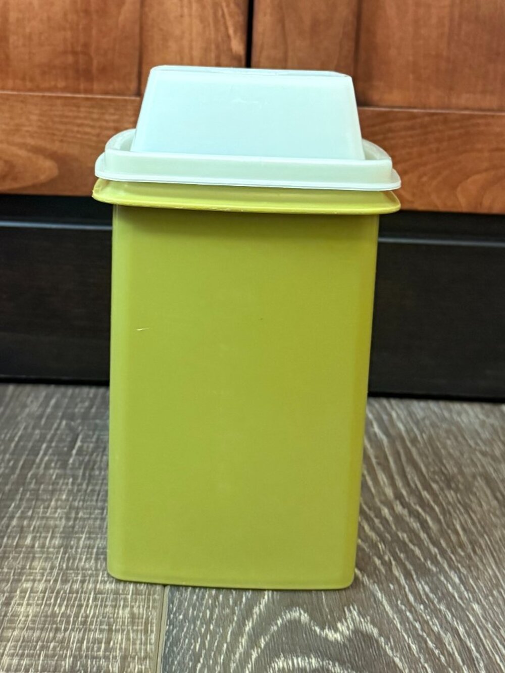 Tupperware Pick-A-Deli Pickle Container - Picture 3 of 13